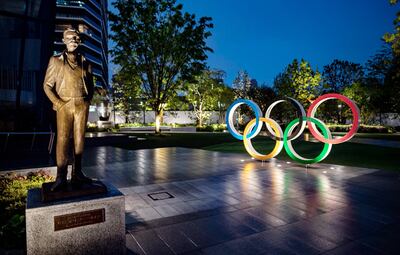 Una estatua de bronce de Pierre de Coubertin, fundador del COI, y los anillos olímpicos son dispuestos en la Plaza del Deporte Olímpico en Tokio, Japón. Foto: AFP