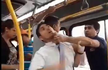 Pelea en ómnibus que subió a más pasajeros de los permitidos.