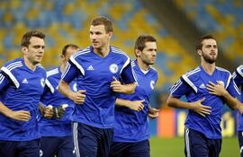 edin-dzeko-es-la-figura-mas-destacada-y-la-principal-carta-de-gol-que-presenta-bosnia--122700000000-1095855.JPG
