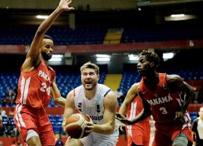 Fernando Dose intenta pasar la marca de Jamaal Levy (i) y Alejandro Grant. (FIBA)