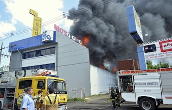 creen-que-incendio-en-la-casa-de-repuestos-se-inicio-en-un-deposito-195853000000-1154966.jpg