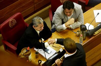 Los diputados colorados abdistas Ángel Paniagua (i), Hugo Ibarra y Colym Soroka (de espaldas) charlan distendidos durante la primera reunión de la Comisión Permanente del Congreso, ayer.