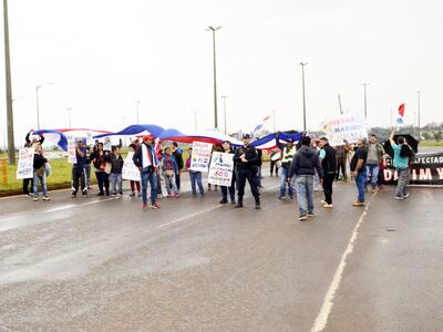 Pese a la lluvia, un centenar de personas se movilizó en Itapúa y se concentró en la cabecera del puente Mbói Ka’ê.