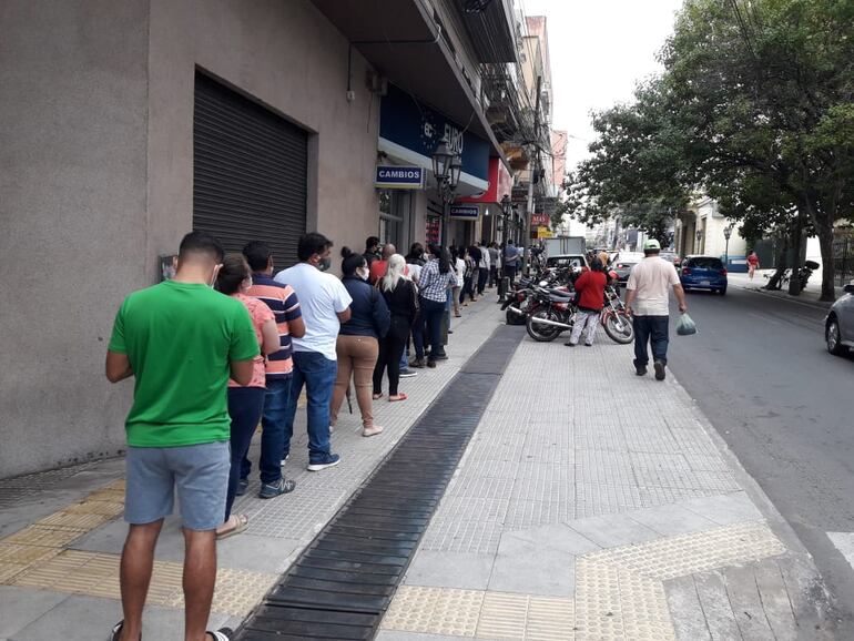 Sobre la calle 25 de Mayo, la infaltable cola de gente que debe retirar sus tarjetas del BNF en la oficina del Correo Paraguayo-