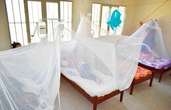 Pacientes internados por cuadros de dengue en el albergue del Hospital Regional, destinado exclusivamente para ese fin.