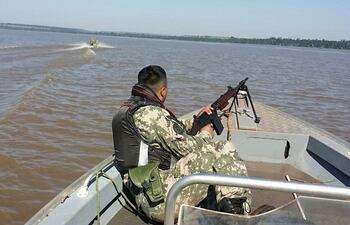 miembros-de-la-armada-paraguaya-intensifican-ahora-los-controles-sobre-el-rio-parana--230016000000-1360589.jpg