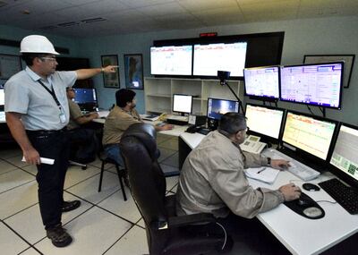 Los técnicos paraguayos, con la asistencia de los técnicos contratados por la transnacional japonesa Mitsubishi, tomaron el control de la planta y realizaron con éxito la maniobra necesaria.