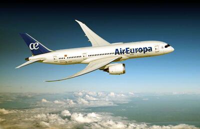 El avión Boeing 787-8 consume un 20% menos de combustible y genera menos emisiones.