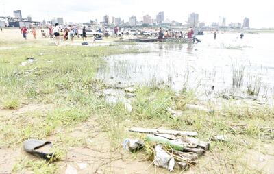 La Costanera presentó ayer  una playa sucia y descuidada, igualmente la gente concurrió masivamente para pasar la tarde en el lugar. Hubo paseos en lancha, y chapuzones en el río.