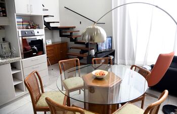esta-obra-moderna-se-puede-apreciar-en-luque-el-diseno-es-un-prisma-que-parece-entrar-en-la-piedra-en-que-la-forma-sorprendente-que-toma-la-casa-a-p-202457000000-1396042.jpg