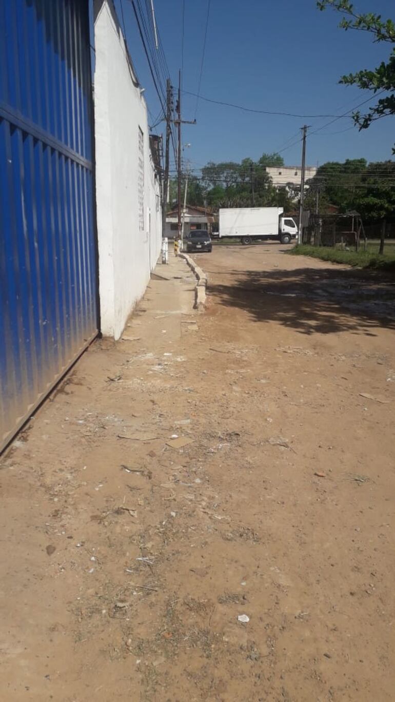 Agua servida y vereda ocupada.