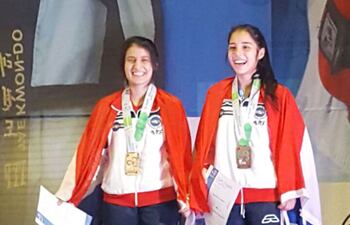 naomi-moriya-i-y-ayesa-moreno-con-sus-medallas-logradas-en-el-mundial-desarrollado-en-irlanda--232850000000-1639757.jpg