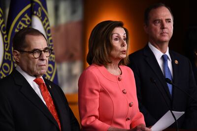 La titular de la Cámara de Representantes de los Estados Unidos, Nancy Pelosi (c).