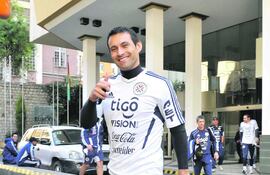 el-saludo-del-mundialista-justo-villar-golero-titular-de-la-seleccion-nacional-frente-al-hotel-europa-de-la-paz-foto-enviado-especial-221250000000-416587.jpg