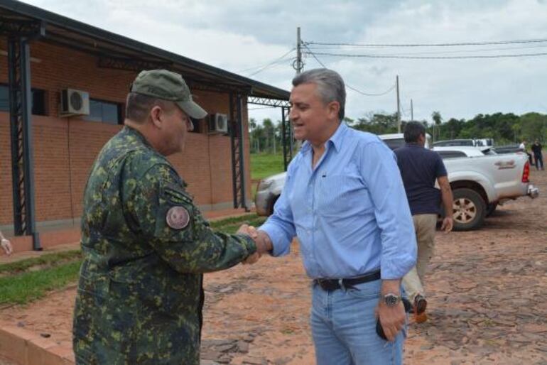 El general Héctor Grau saluda al ministro del Interior, Juan Ernesto Villamayor. 