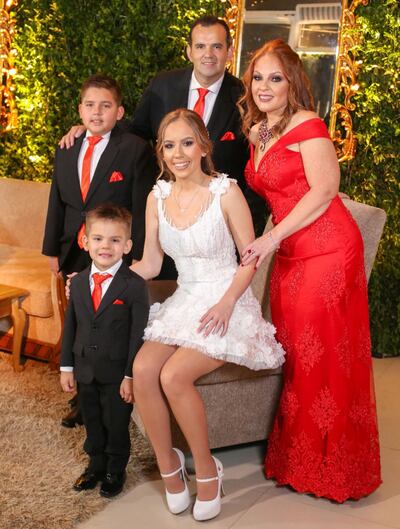 La quinceañera junto con sus padres Máximo Jara y Verónica Duarte. En la foto también aparecen sus hermanos Máximo Ezequiel y Thiago Mauricio.