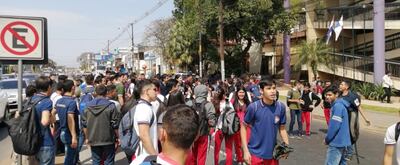 Alumnos del Colegio Fernando de la Mora cerraron la ruta Mariscal José Félix Estigarribia.