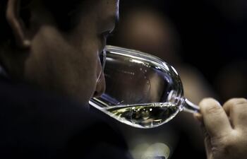 catadores-prueban-los-vinos-participantes-en-la-23-edicion-del-concurso-catador-94224000000-1732173.JPG