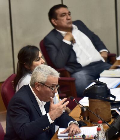 El senador Fidel Zavala, líder de bancada de PPQ. A su lado Georgia Arrúa y al fondo Pedro Santacruz (PDP).