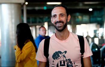 Juanfran en su llegada al aeropuerto.
