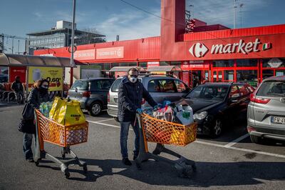 Milan (Italy), 08/03/2020.- Milanese residents stock up on basic goods at a supermarket in Milan, Italy, 08 March 2020. The Italian authorities have taken the drastic measure of shutting off the entire northern Italian region of Lombardy ñ home to about 16 million people ñ in a bid to halt the ongoing coronavirus epidemic in the Mediterranean country. The number of confirmed cases of the COVID-19 disease caused by the SARS-CoV-2 coronavirus in Italy has jumped up to at least 5,883, while the death toll has surpassed 230, making Italy the nation with the third-highest number of infections (behind China and South Korea) and the second-highest death toll after China. (Italia, Corea del Sur) EFE/EPA/CARLO COZZOLI