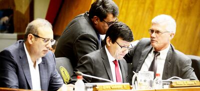 Los diputados colorados cartistas Erico Galeano (izq.), Walter Harms y Edwin Reimer, durante la sesión ordinaria de ayer en la Cámara Baja. Detrás aparece el diputado liberal  llanista Enrique Mineur, quien también es vinculado al cartismo.