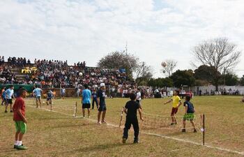 algunos-de-los-participantes-durante-el-torneo-de-pikivoley-fue-en-la-cancha-del-club-aquidaban-de-quiindy--221606000000-1615748.jpg