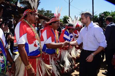 Mario Abdo Benítez, durante su visita a la comunidad Maká, de Mariano Roque Alonso.