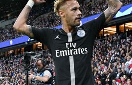 neymar-festeja-con-su-publico-uno-de-los-tres-goles-que-marco-ayer-para-la-victoria-6-1-de-paris-sg-afp-03143000000-1762289.jpg