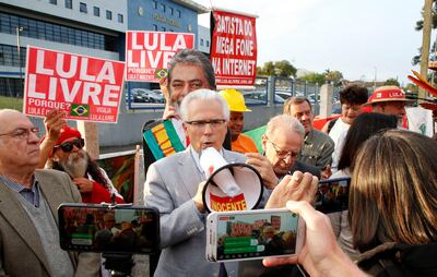 Baltasar Garzón, el exjuez español conocido por haber promovido causas contra las dictaduras chilena y argentina, habla a su salida de la sede de la Policía Federa de Curitiba (Brasil), luego de visitar este jueves al expresidente brasileño Luiz Inácio Lula da Silva.