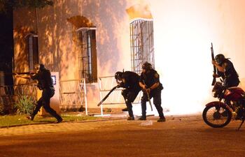 cuatro-escopeteros-de-la-policia-se-defienden-al-ser-atacados-frente-al-edificio-del-cabildo-en-medio-de-los-disturbios--224551000000-1570730.jpg