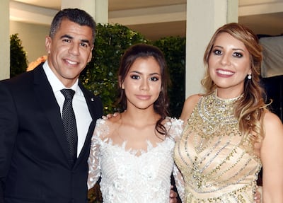 La quinceañera junto con sus padres Carlos Bonet y Andrea Quiñónez.