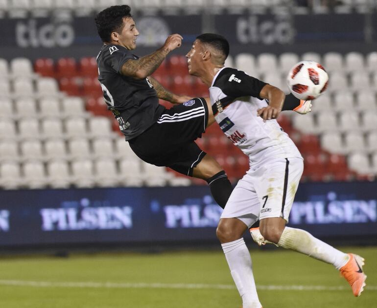 Tabaré Viudez, reemplazante de Hugo Quintana en el segundo tiempo, intenta una pirueta con el balón ante Pablo Meza.