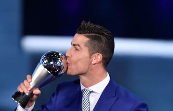 cristiano-ronaldo-besa-su-premio-al-mejor-jugador-del-2016-efe-230655000000-1542146.jpg