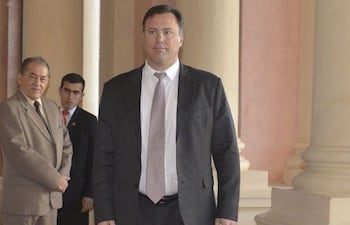 el-ministro-de-obras-ramon-gimenez-gaona-ingresa-al-palacio-de-lopez-para-conversar-con-horacio-cartes--221351000000-1110209.jpg