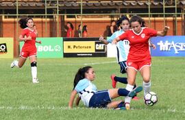 el-futbol-femenino-atrajo-a-las-mas-bulliciosas-hinchadas-ayer-en-un-renido-partido-se-enfrentaron-las-chicas-del-salesianito-y-el-inter--222922000000-1557892.jpg