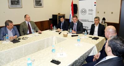 El ministro de Hacienda, Benigno López (centro de la cabecera), durante la reunión en que se discutió la modificación de la LRF.