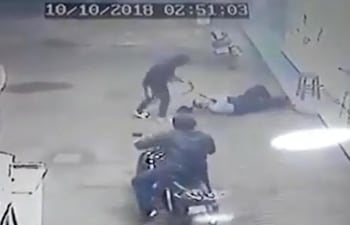 momento-en-que-el-guardia-cristobal-martinez-rodas-cae-herido-al-suelo-luego-de-ser-baleado-en-el-cuello--214929000000-1764574.jpg