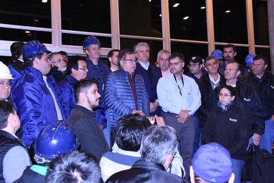 El director paraguayo de Yacyretá, Nicanor Duarte Frutos (c) habla con los empleados de la central, este lunes.