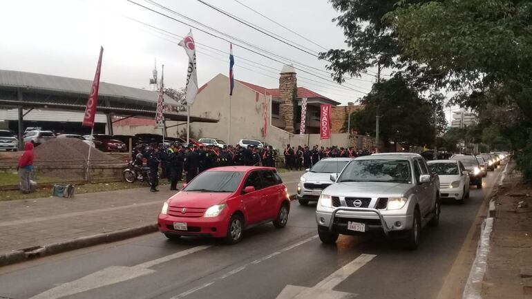 Policías custodian inmediaciones de la Comuna capitalina.