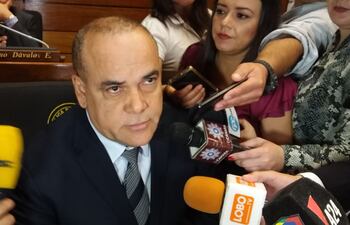 Para el diputado Bachi Núñez, Cartes cuenta con triple fuero.
