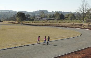 la-pista-de-atletismo-tiene-unos-410-metros-de-extension-tambien-cuentan-con-canchas-de-futbol-voley-y-otros-deportes--195740000000-1479022.jpg