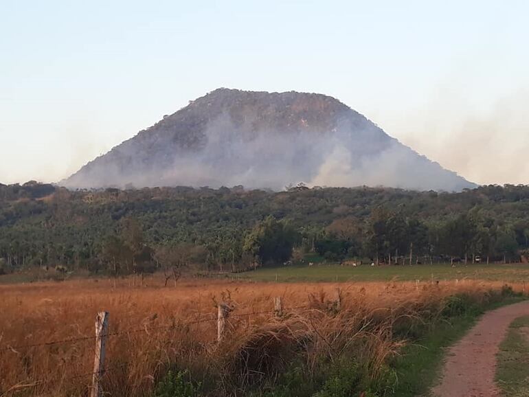 El fuego subió rápidamente el cerro San José.