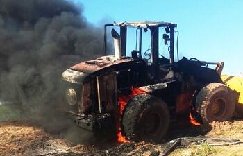el-tractor-fue-quemado-por-los-presuntos-invasores-aunque-la-policia-regional-todavia-no-determino-quienes-serian-los-responsables-del-hecho--212049000000-1325883.jpg