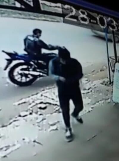 Ambos motochorros estacionan frente a la agencia de cobranzas, ubicada en el centro de Guarambaré, luego uno ingresa al lugar a dar el golpe.