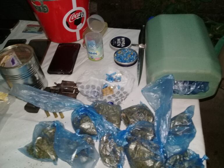 Incautación de droga y detención de personas en Zeballos Cué.