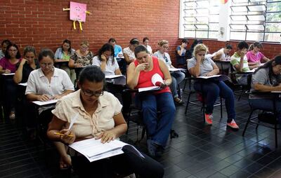 Docentes durante las evaluaciones del Ministerio de Educación para poder ingresar al Banco de Elegibles de manera a acceder a los cargos vacantes en las instituciones educativas del país.
