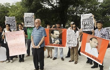 los-manifestantes-en-el-explanada-del-palacio-de-justicia-cuestionaron-al-fiscal-y-al-juez-de-la-causa-de-la-masacre--220316000000-518270.jpg