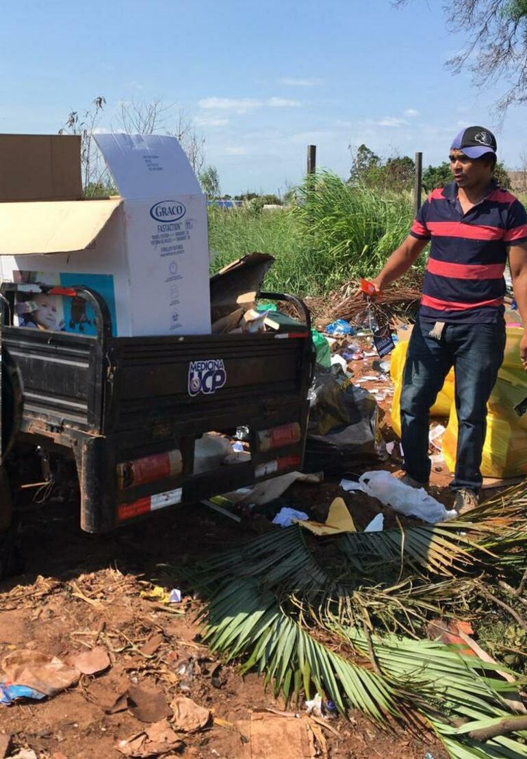 Un carritero es increpado por arrojar basura al minivertedero.