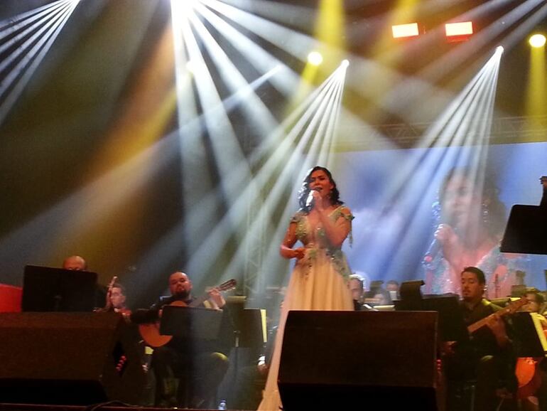 La cantante Mirta Noemí Talavera, una de las destacadas del concierto tributo a Demetrio Ortíz.